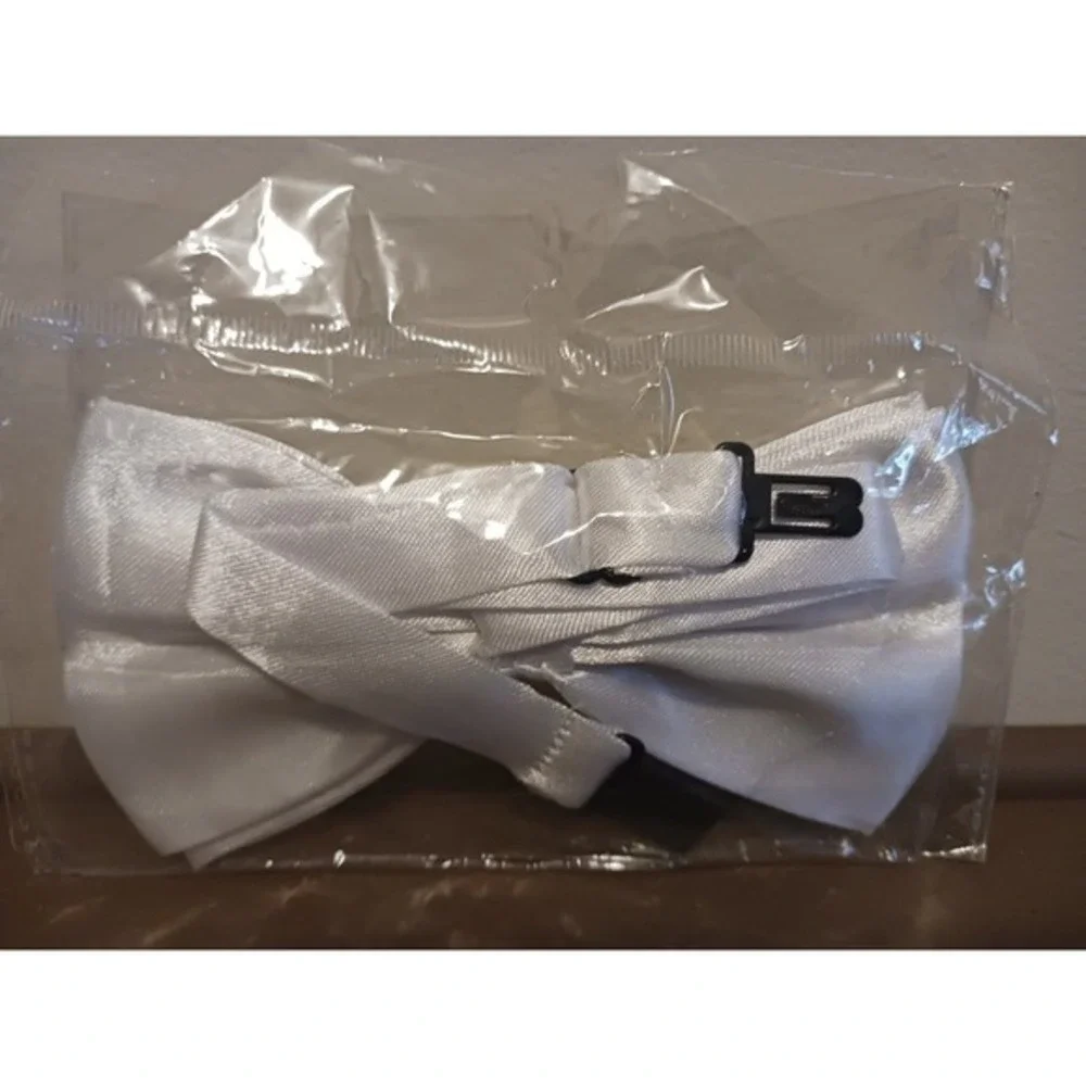 Adjustable Boys' or Young Men's Pre-tied White Pique‎ Bow Tie In Packaging